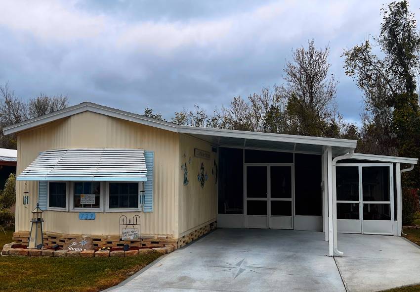 Winter Haven, FL Mobile Home for Sale located at 729 Century Lane Hidden Golf Club